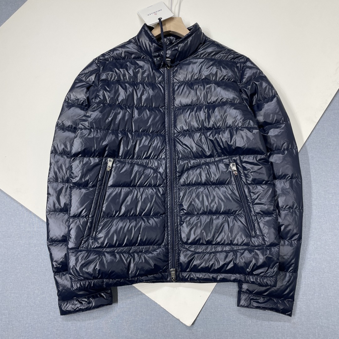 790💰（编号69）
Moncler男士轻薄修身羽绒服
蓝色亮面尼龙
鹅绒填充
尺码0 1 2 3 4
