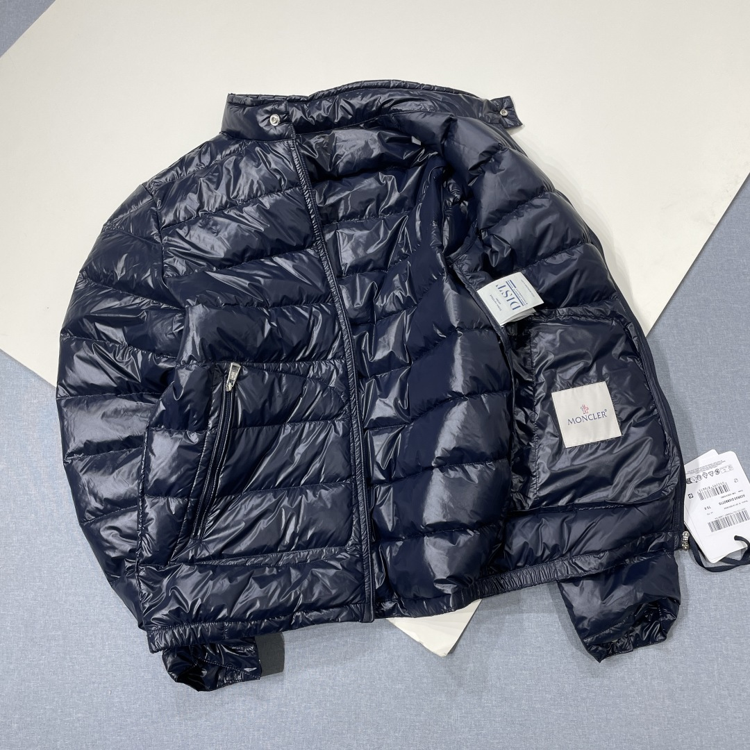 790💰（编号69）
Moncler男士轻薄修身羽绒服
蓝色亮面尼龙
鹅绒填充
尺码0 1 2 3 4
