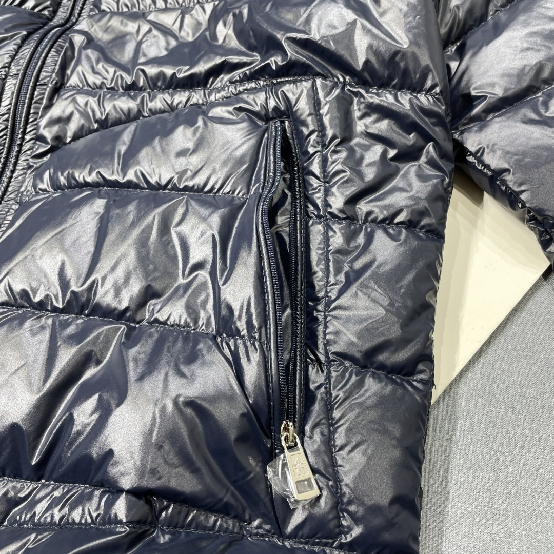 790💰（编号69）
Moncler男士轻薄修身羽绒服
蓝色亮面尼龙
鹅绒填充
尺码0 1 2 3 4
