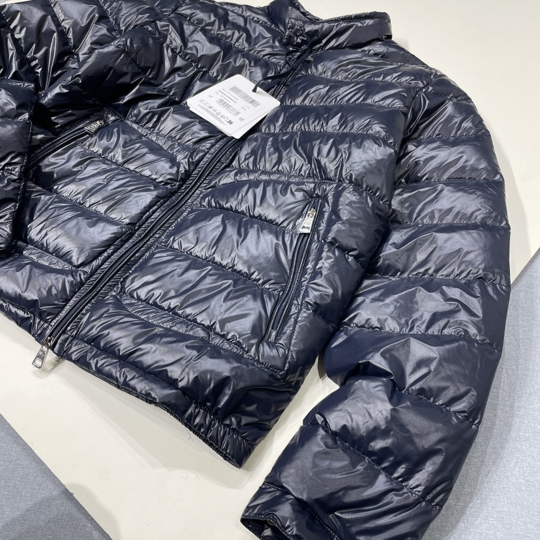 790💰（编号69）
Moncler男士轻薄修身羽绒服
蓝色亮面尼龙
鹅绒填充
尺码0 1 2 3 4
