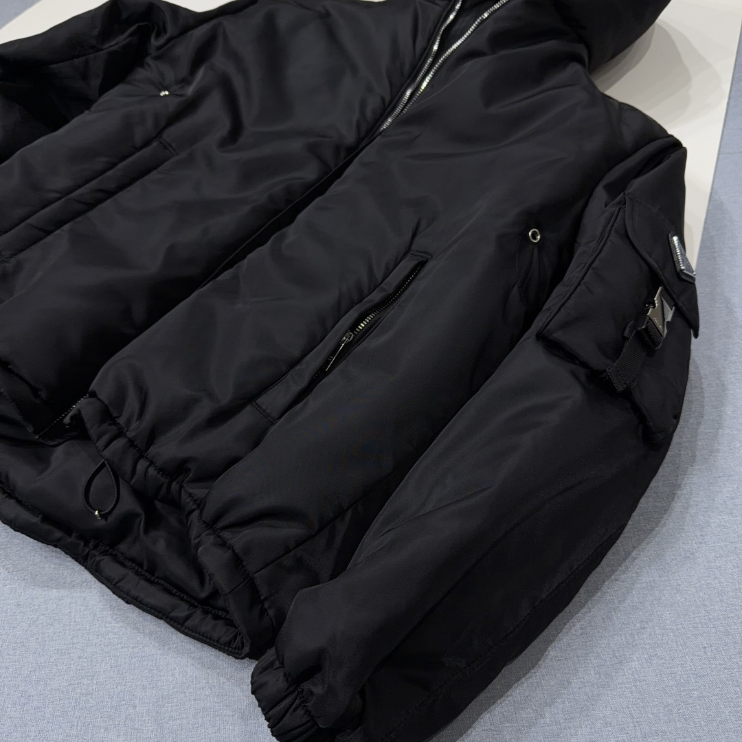 880💰（编号69）
PRD连帽棉服
再生尼龙面料，厚款棉服
袖标口袋三角标
下摆防风抽绳，后长前短设计
尺码S M L XL XXL