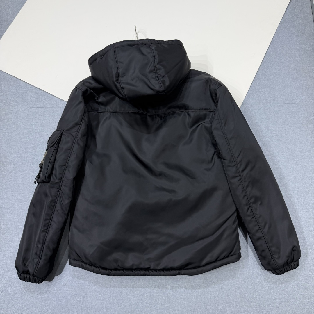 880💰（编号69）
PRD连帽棉服
再生尼龙面料，厚款棉服
袖标口袋三角标
下摆防风抽绳，后长前短设计
尺码S M L XL XXL