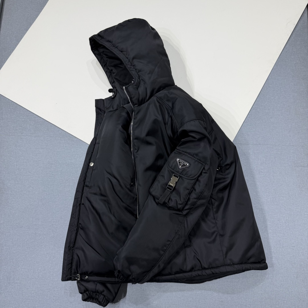 880💰（编号69）
PRD连帽棉服
再生尼龙面料，厚款棉服
袖标口袋三角标
下摆防风抽绳，后长前短设计
尺码S M L XL XXL