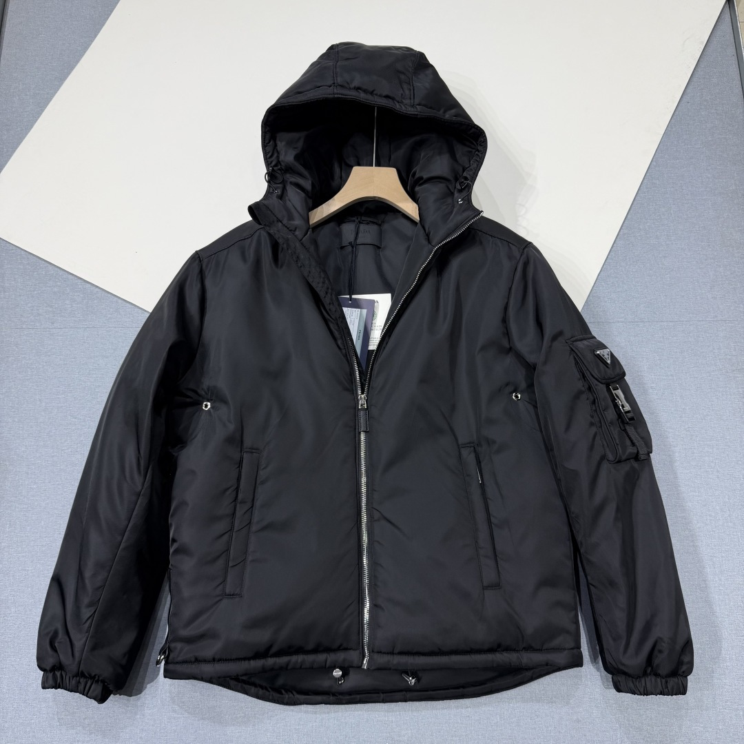 880💰（编号69）
PRD连帽棉服
再生尼龙面料，厚款棉服
袖标口袋三角标
下摆防风抽绳，后长前短设计
尺码S M L XL XXL