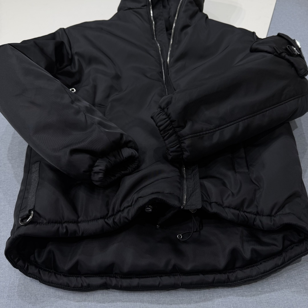 880💰（编号69）
PRD连帽棉服
再生尼龙面料，厚款棉服
袖标口袋三角标
下摆防风抽绳，后长前短设计
尺码S M L XL XXL