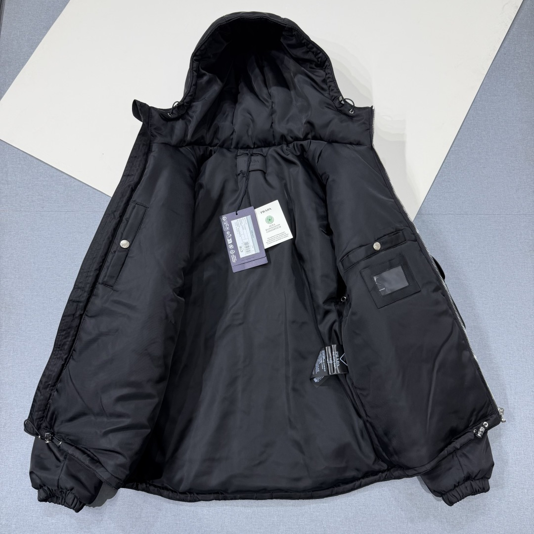 880💰（编号69）
PRD连帽棉服
再生尼龙面料，厚款棉服
袖标口袋三角标
下摆防风抽绳，后长前短设计
尺码S M L XL XXL