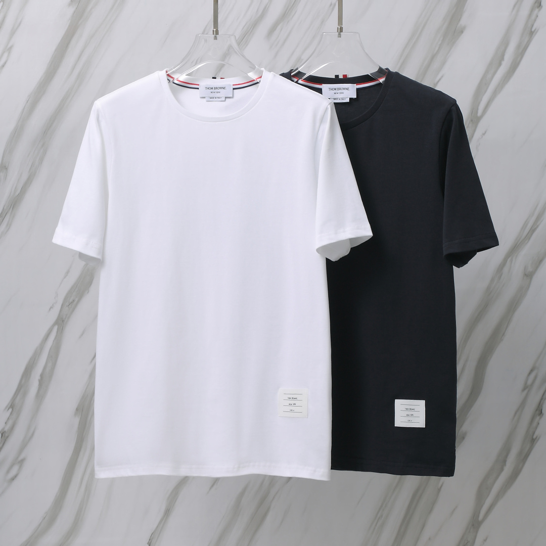 Artículo No.: T012 (camiseta TB de cuello redondo lisa de algodón) THOM BROWNE Tom Brown. Camiseta TB de vera…