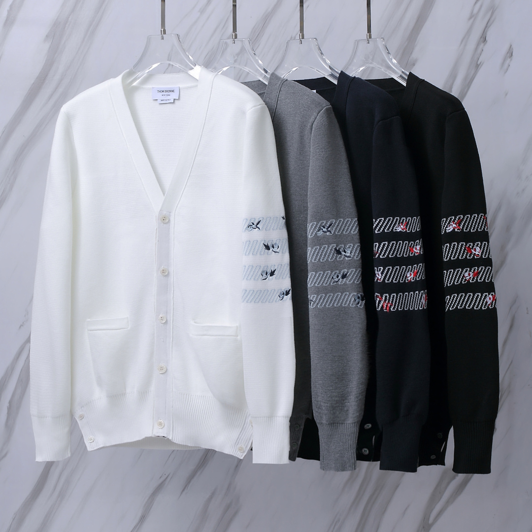 货号:M51(TB针织开衫袖子玫瑰花刺绣条纹毛衣) THOM BROWNE 汤姆布朗 独家限定款 TB针织开衫玫瑰花条纹四道杠毛衣 四道杠采用针织一体成型 玫瑰花采用刺绣工艺精心制作 生产采用进口织机制作 特定针路生产 下摆生产采用进口缝纫设备缝制 针距细密 走线整齐 面料不起球不掉色 侧边开叉搭配红白蓝织带 意大利制造高品质版本 发货三标齐 +标配正品字母防尘袋 +男女同款 尺码:1/2/3/4 颜色:白色/黑色/藏青/灰色