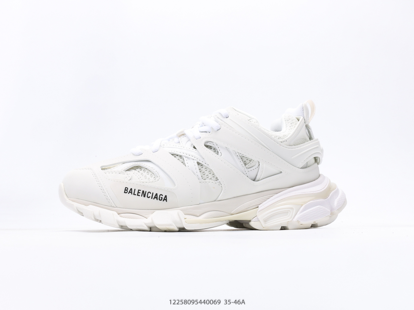 💰470 Balenciaga Phantom Sneaker La nueva tercera generación de modernas zapatillas para correr de Balenciaga agrega un nuevo diseño. Si bien continúa con los contornos exteriores y la compleja estructura superior de Track Trainer, tiene un estilo más retro. Tamaño: 35 36 37 38 39 40 41 42 43 44. 45 46 #12258095440069