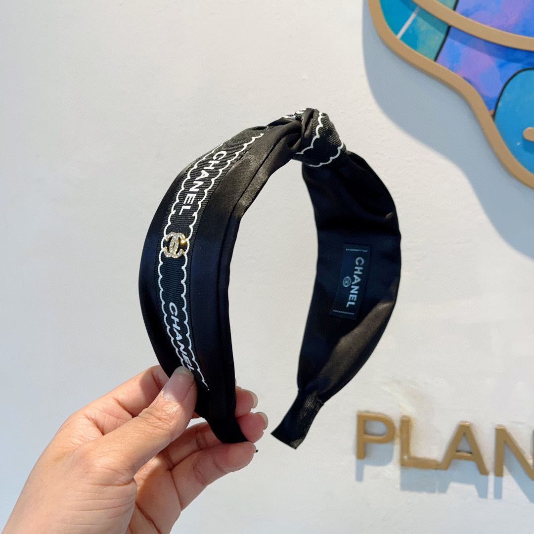 NO:301000,Packaging CHANEL's latest small fragrant headband, new product huge face-showing small headband, popular internet celebrity products, paired with high-end dual C logo, super exquisite, fashionable and versatile!  hairpins, hairpins, chanel, chanel, hairpins19860909配包装 CHANEL（香奈儿）最新款小香发箍,新品巨显脸小头箍,网红爆款推荐 搭配高端双Ｃlogo ,超精致时尚百搭！发夹,发夹,chanel,chanel,hairpins,accessory