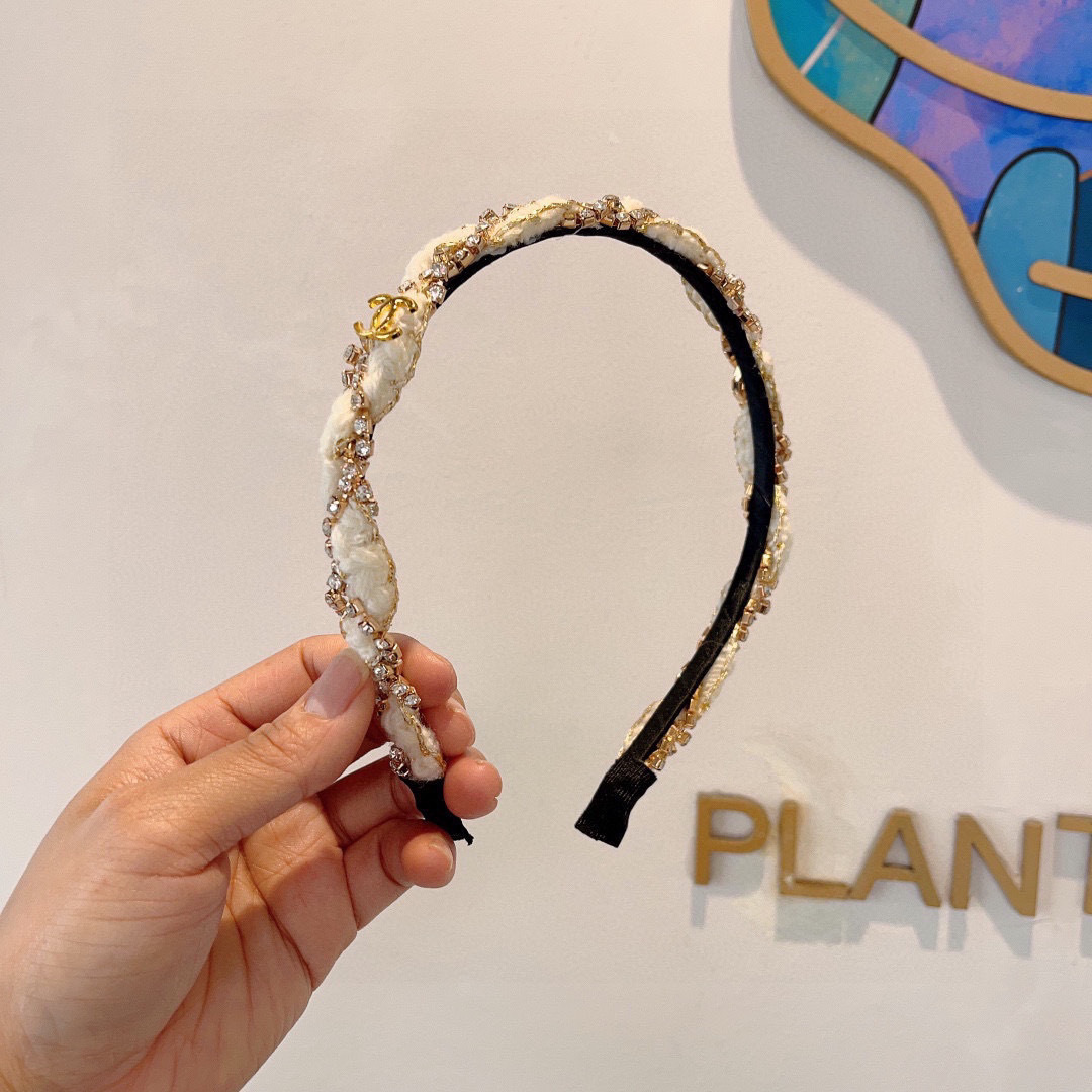 NO:301016,Packaging CHANEL (Chanel) latest small fragrant hairband, retro headband, popular internet celebrity products recommended. It is matched with high-end materials, super exquisite, fashionable and versatile. Hairpins, hairpins, chanel, chanel, hairpins19860909配包装 CHANEL（香奈儿）最新款小香发箍,复古头箍,网红爆款推荐 搭配高端材质,超精致,时尚百搭.发夹,发夹,chanel,chanel,hairpins,accessory
