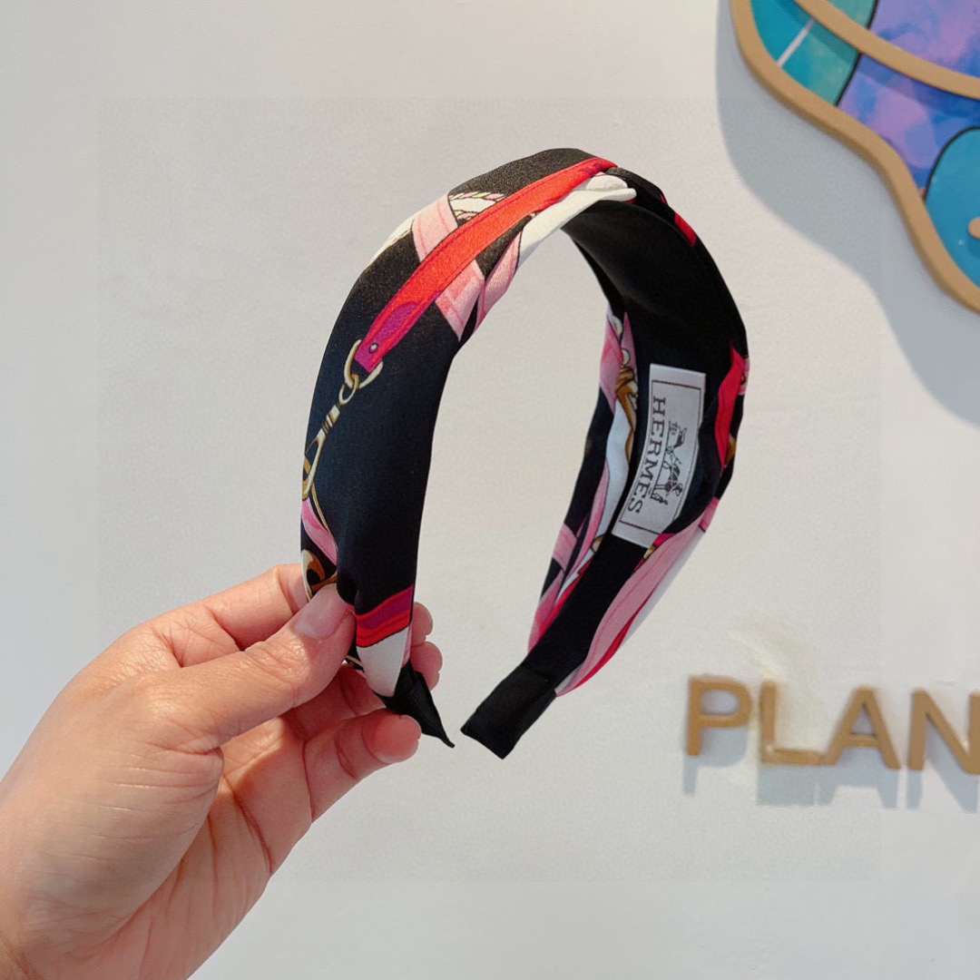 NO:301025,Packaging Hermes (Hermes) is a popular custom-made headband, the same style as the internet celebrity, imported silk fabric, export orders and details are all shot!  The special fabric is very textured!  hairpins, hairpins, hermes, hermes, real silk, hairpins19860909配包装 Hermes（爱马仕） 火爆定制款发箍,网红同款 进口真丝面料, 出口订单、细节全部实拍！特制面料非常显质感！发夹,发夹,hermes,hermes,real silk,hairpins,accessory