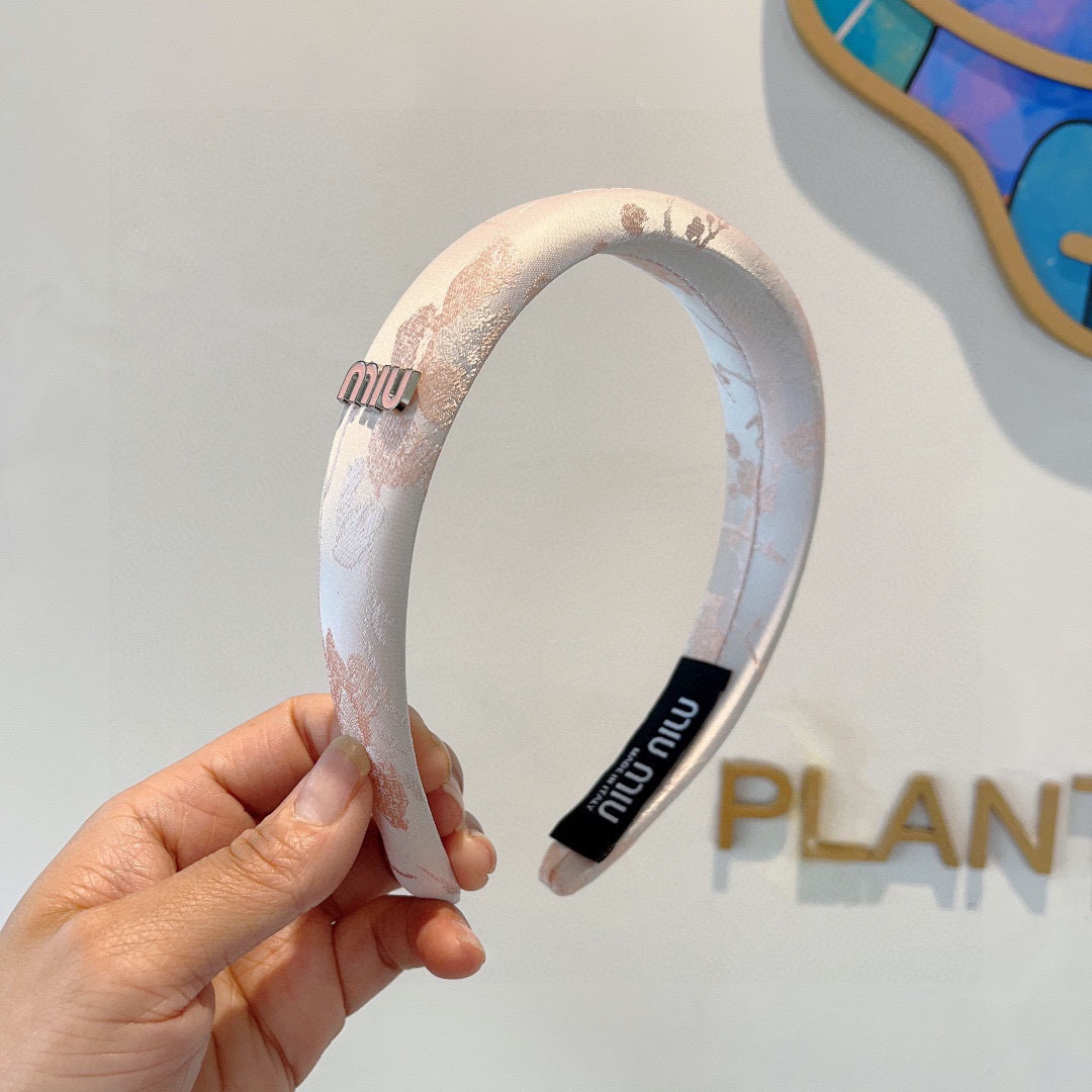 NO:301028,Packaging miumiu The latest retro custom headband, all the details are taken in real photos!  Special fabrics are very textured, classic and never out of time hairpins, hairpins, miumiu, hairpins19860909配包装 miumiu 缪缪 最新款复古定制发箍,细节全部实拍！特制面料非常显质感、经典而又永不过时发夹,发夹,miumiu,hairpins,accessory