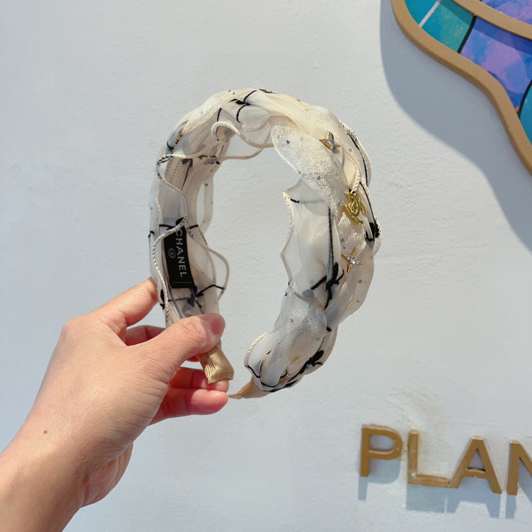 NO:300862,Packaging CHANEL (Chanel) latest small fragrant hairband, retro headband, popular internet celebrity products recommended. It is matched with high-end materials, super exquisite, fashionable and versatile. Hairpins, hairpins, chanel, chanel, hairpins19860909配包装 CHANEL（香奈儿）最新款小香发箍,复古头箍,网红爆款推荐 搭配高端材质,超精致,时尚百搭.发夹,发夹,chanel,chanel,hairpins,accessory