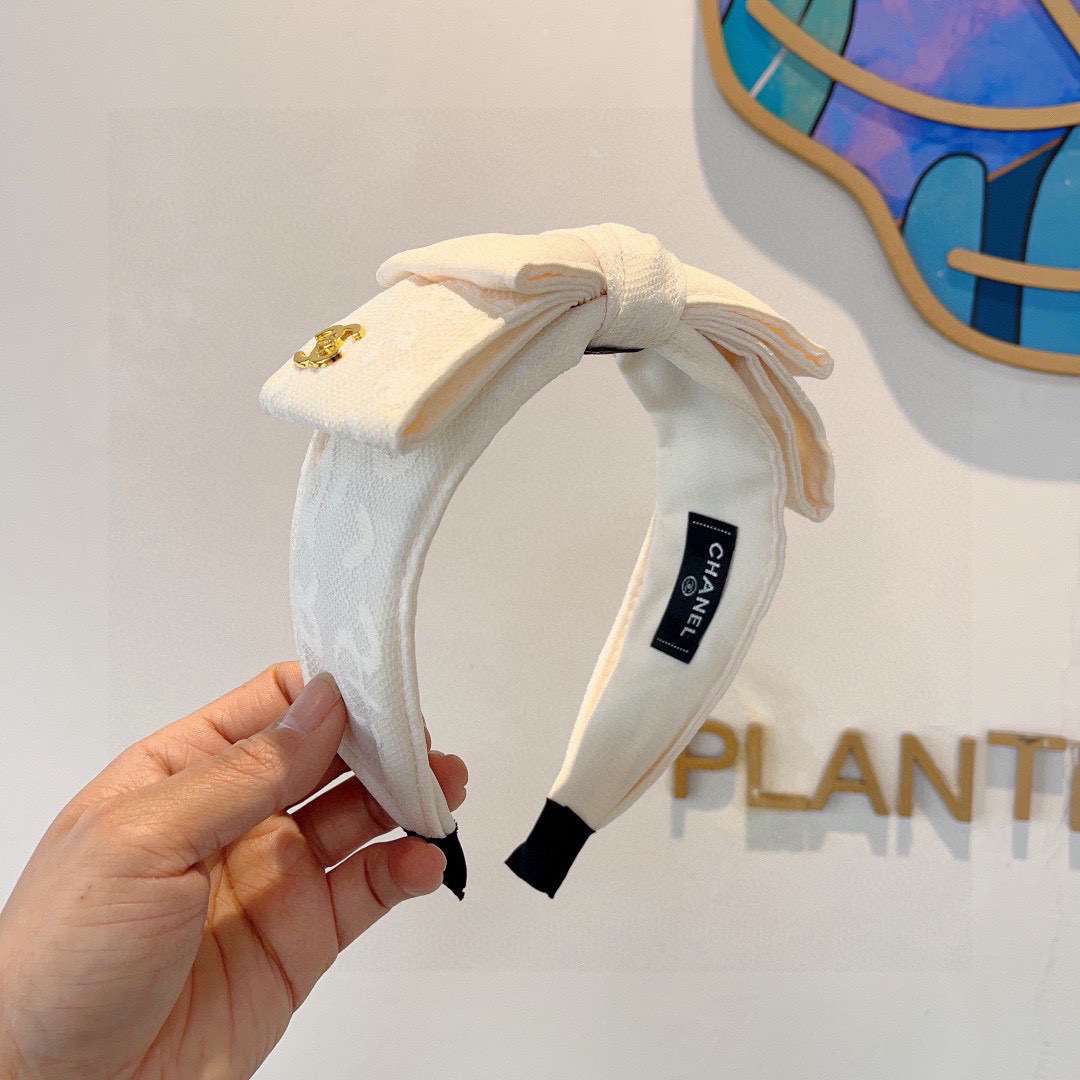 NO:301034,Packaging CHANEL (Chanel) latest small fragrance bow headband, retro headband, popular internet celebrity products recommended. It is matched with high-end materials, super exquisite, fashionable and versatile. Hairpins, hairpins, chanel, chanel, hairpins19860909配包装 CHANEL（香奈儿）最新款小香蝴蝶结发箍,复古头箍,网红爆款推荐 搭配高端材质,超精致,时尚百搭.发夹,发夹,chanel,chanel,hairpins,accessory