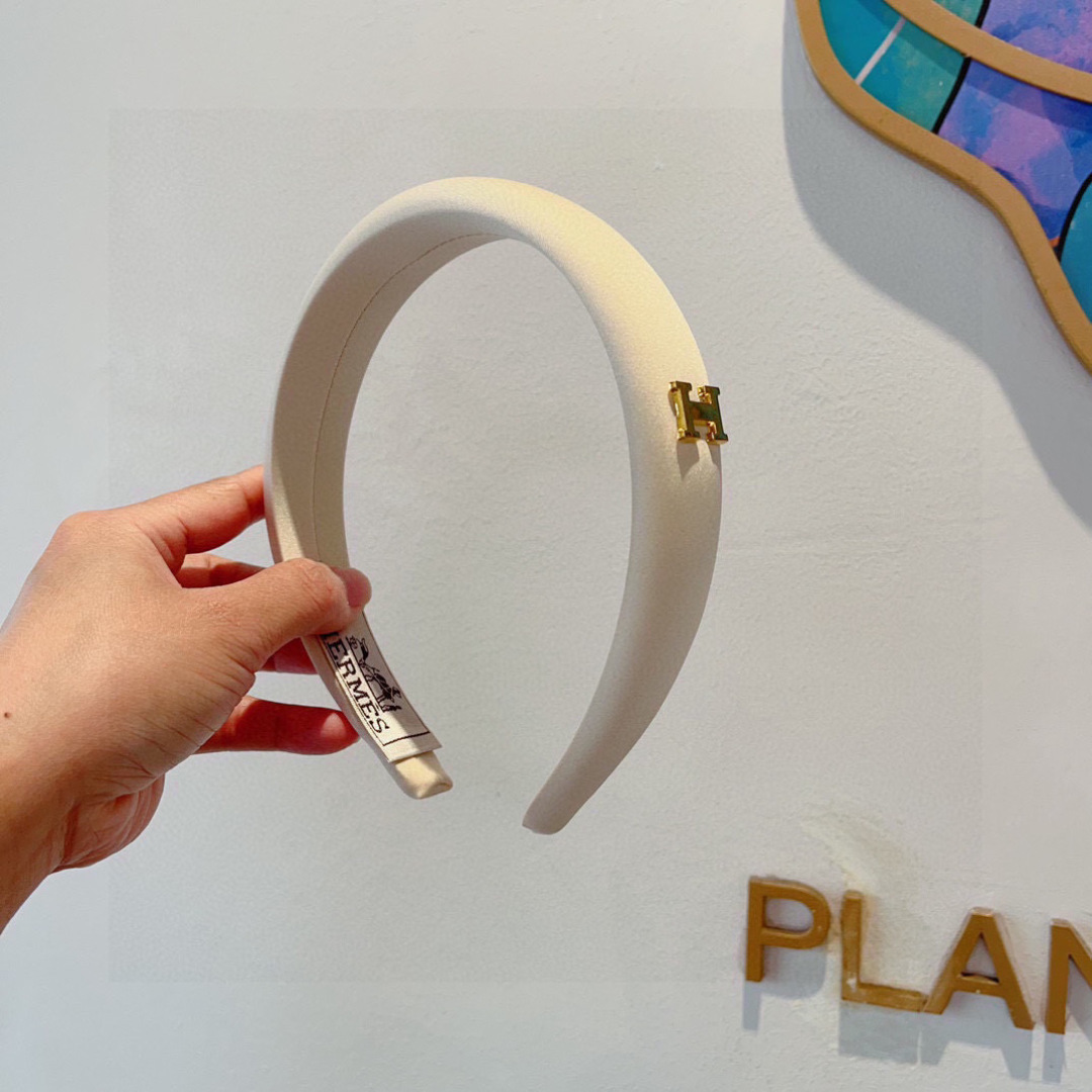 NO:301040,Packaging Hermes (Hermes) is a popular custom-made headband, the same style as the internet celebrity, imported fabric, export orders and details are all shot!  The special fabric is very textured!  hairpins, hairpins, hermes, hermes, hairpins19860909配包装 Hermes（爱马仕） 火爆定制款发箍,网红同款 进口面料, 出口订单、细节全部实拍！特制面料非常显质感！发夹,发夹,hermes,hermes,hairpins,accessory