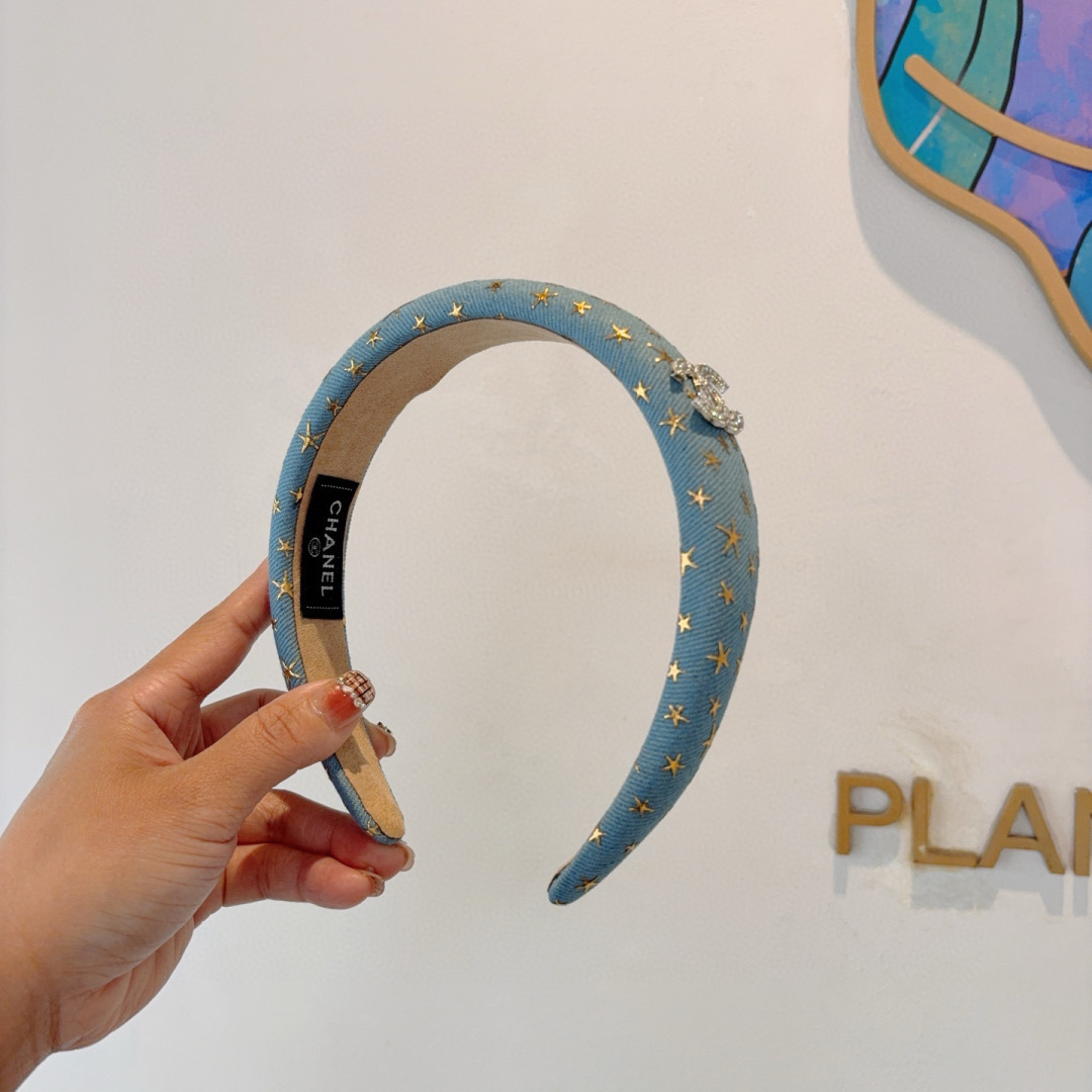 NO:300858,Packaging CHANEL's latest small fragrant headband, new product huge face-showing small headband, popular internet celebrity products, paired with high-end dual C logo, super exquisite, fashionable and versatile!  hairpins, hairpins, chanel, chanel, hairpins19860909配包装 CHANEL（香奈儿）最新款小香发箍,新品巨显脸小头箍,网红爆款推荐 搭配高端双Ｃlogo ,超精致时尚百搭！发夹,发夹,chanel,chanel,hairpins,accessory