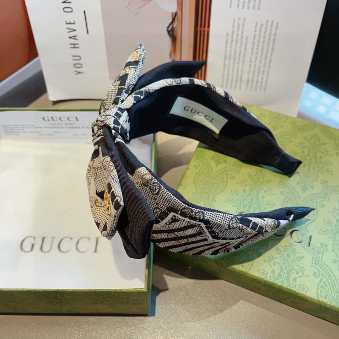 Summary: Gucci Gucchi Packaging featuring red butterflies with broad hair on p. 99. - 图片 8