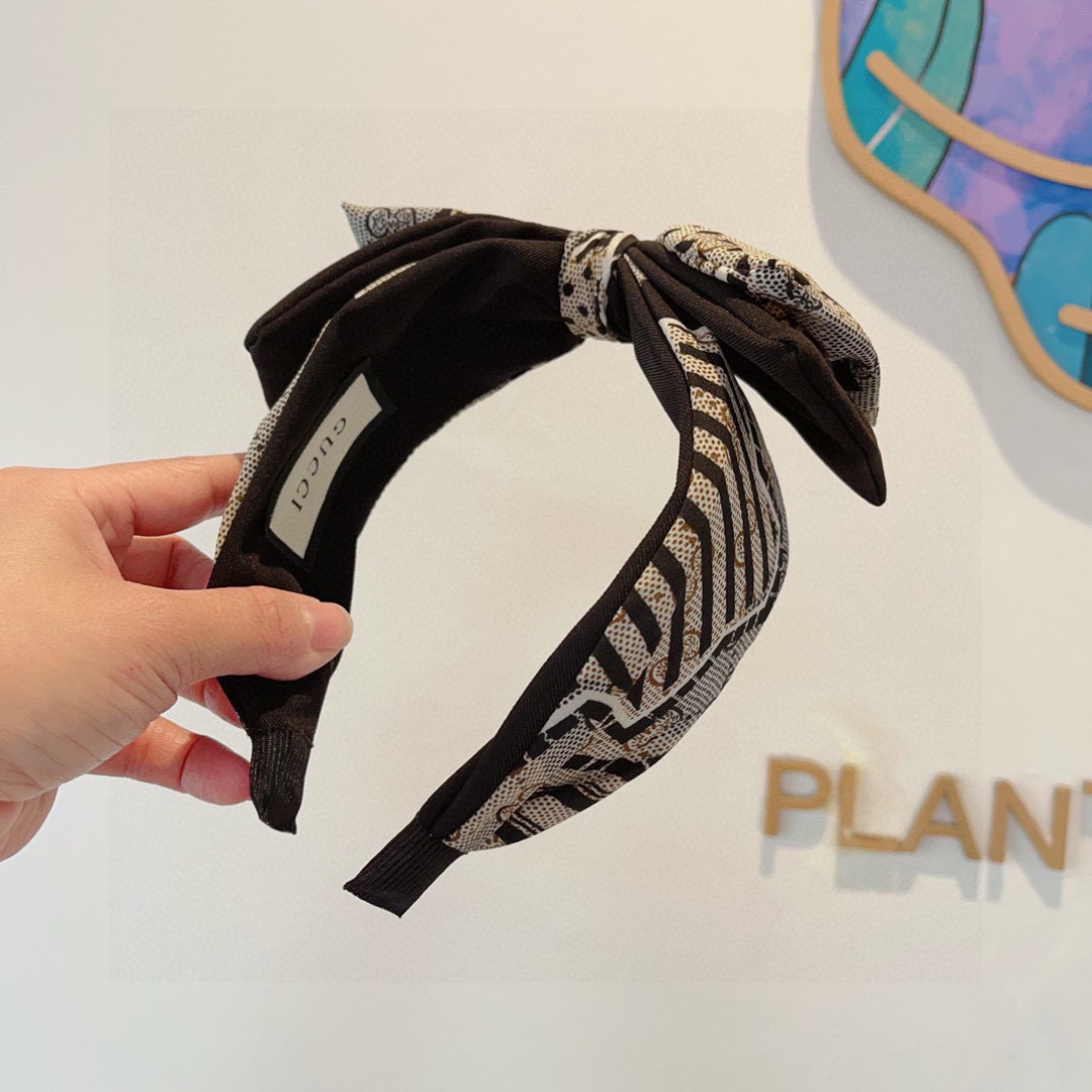 Summary: Gucci Gucchi Packaging featuring red butterflies with broad hair on p. 99. - 图片 4