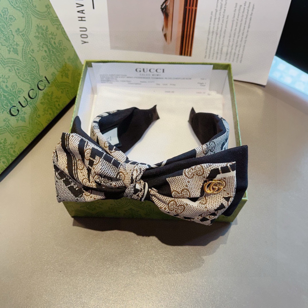 Summary: Gucci Gucchi Packaging featuring red butterflies with broad hair on p. 99. - 图片 7