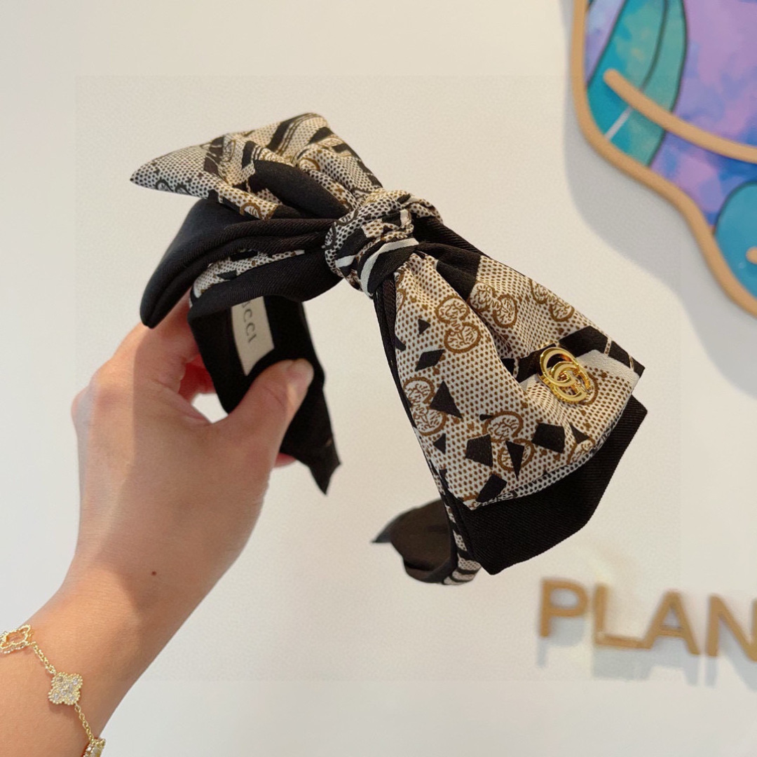 Summary: Gucci Gucchi Packaging featuring red butterflies with broad hair on p. 99. - 图片 3