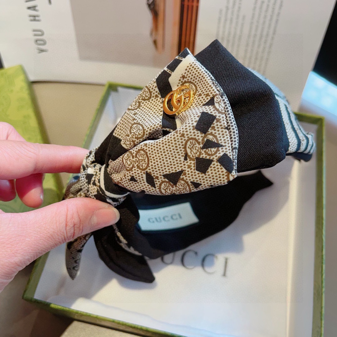 Summary: Gucci Gucchi Packaging featuring red butterflies with broad hair on p. 99. - 图片 6