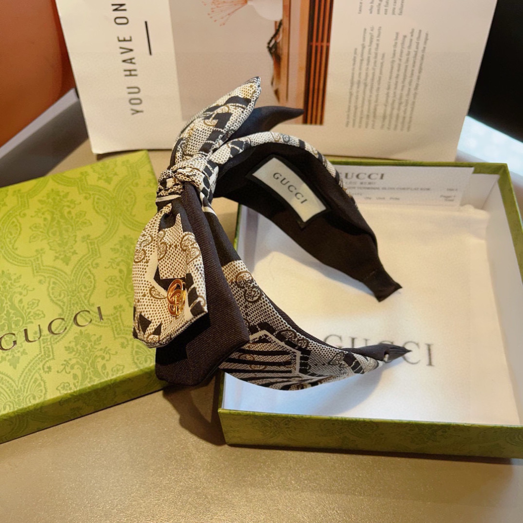 Summary: Gucci Gucchi Packaging featuring red butterflies with broad hair on p. 99. - 图片 5