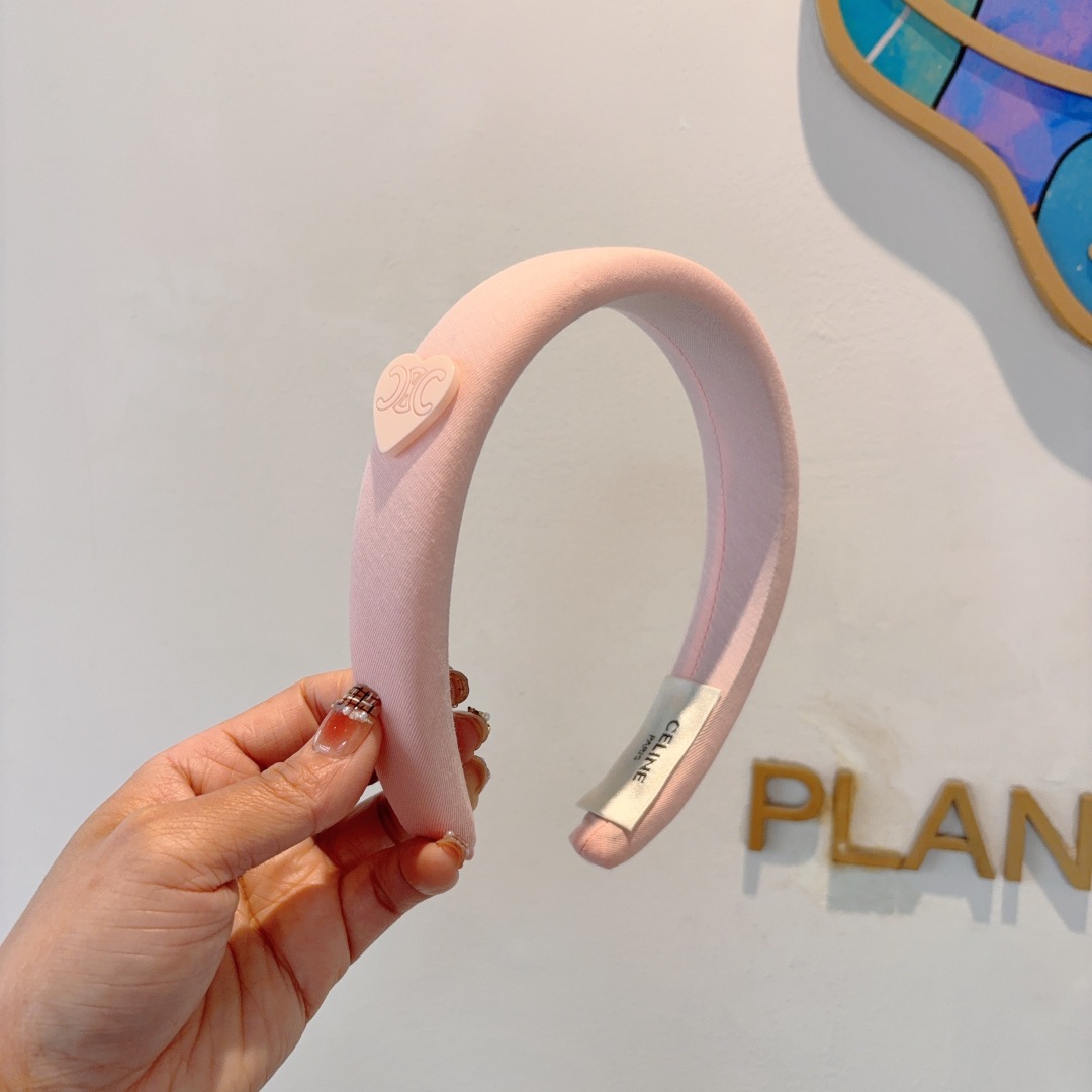 Packaging p. 99 CELINE is a classic novelty. The goddess must have a head. It’s very fun