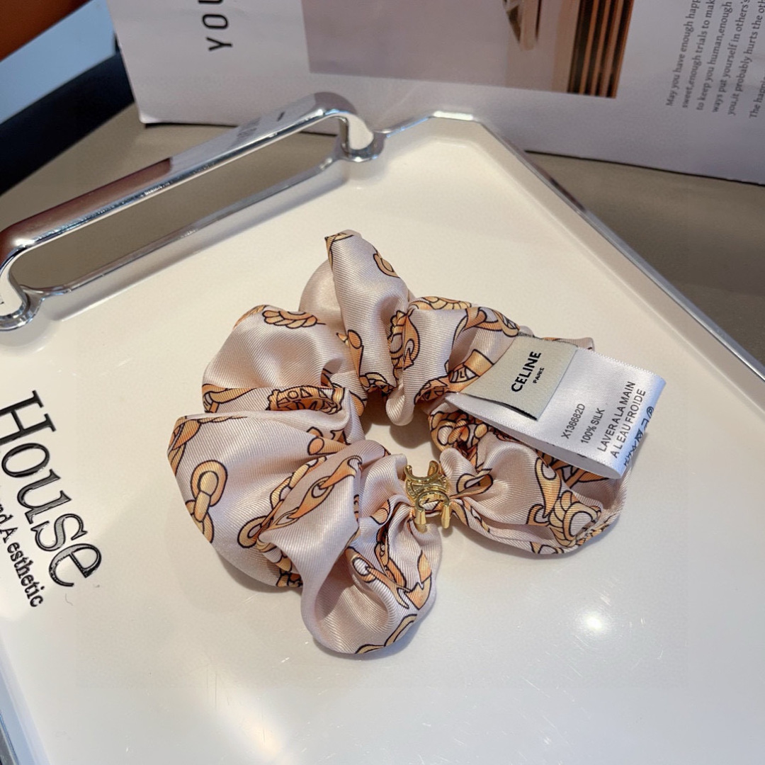 Fashionable CELINE Packaging for the Stylish Goddess – A Must-Have List on p. 99 - 图片 4