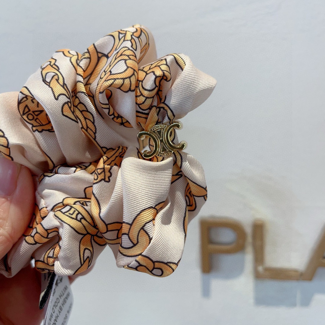 Fashionable CELINE Packaging for the Stylish Goddess – A Must-Have List on p. 99 - 图片 3