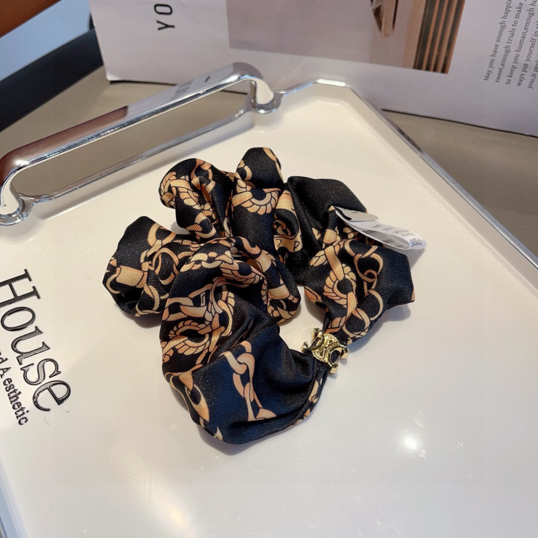 Fashionable Packaging by CELINE: Goddess-approved styles on page 99. - 图片 4