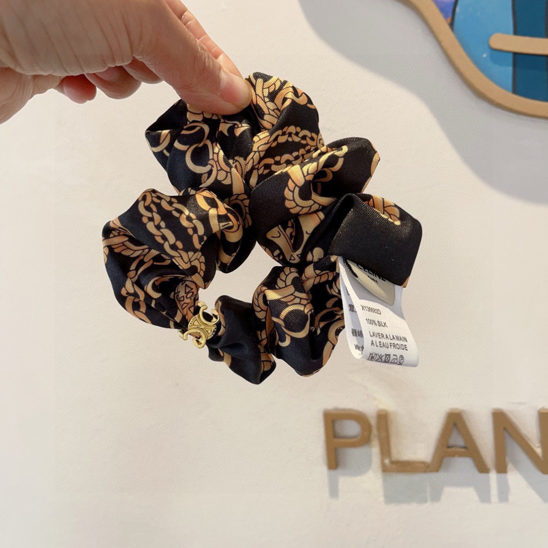 Fashionable Packaging by CELINE: Goddess-approved styles on page 99. - 图片 1