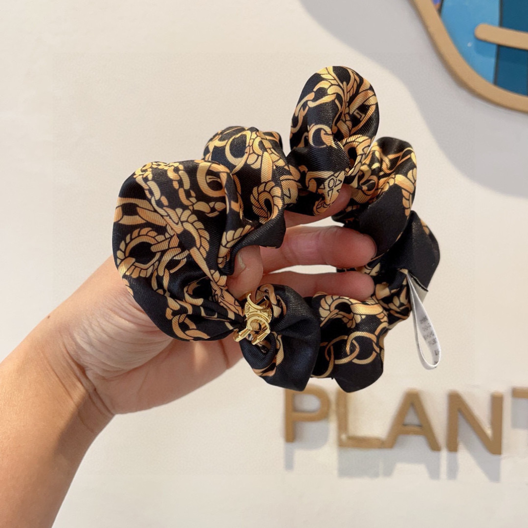 Fashionable Packaging by CELINE: Goddess-approved styles on page 99. - 图片 2