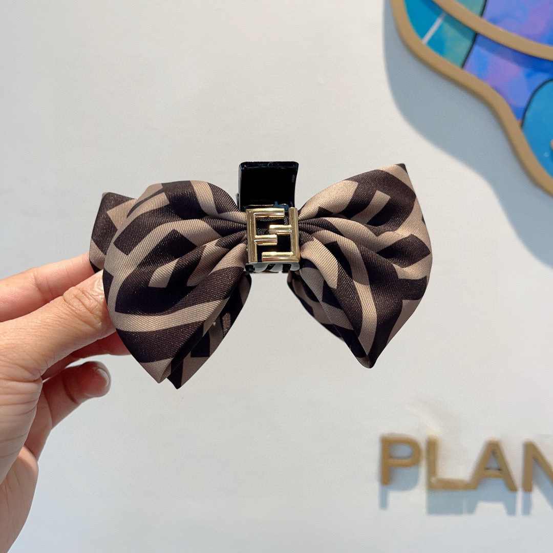 FENDI New Hairpins: Accumen Grabs for Goddesses – Packaging Highlights on p. 99 - 图片 3