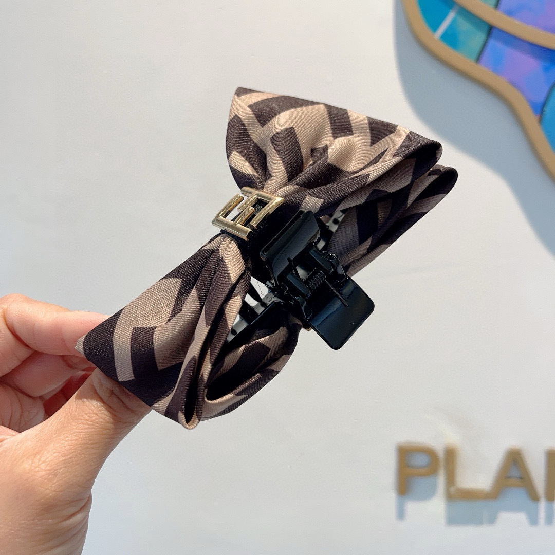 FENDI New Hairpins: Accumen Grabs for Goddesses – Packaging Highlights on p. 99 - 图片 6