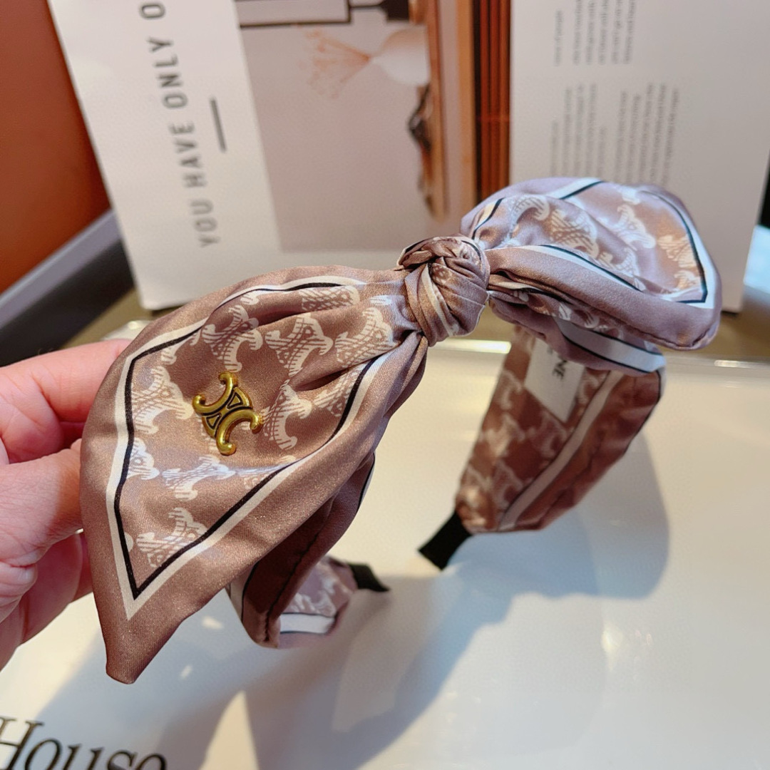 Stylish Korean-Inspired Hair Packaging on Page 99: CELINE’s New Wide-Wielding and Stress-Free Look - 图片 5