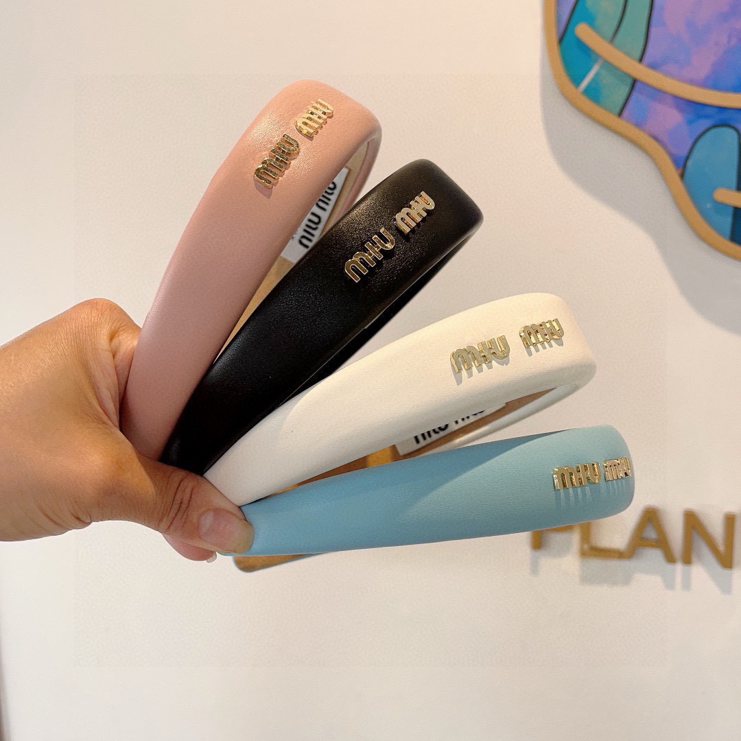 High-quality Miu Miu packaging with custom design and special fabrics on p. 99. - 图片 9