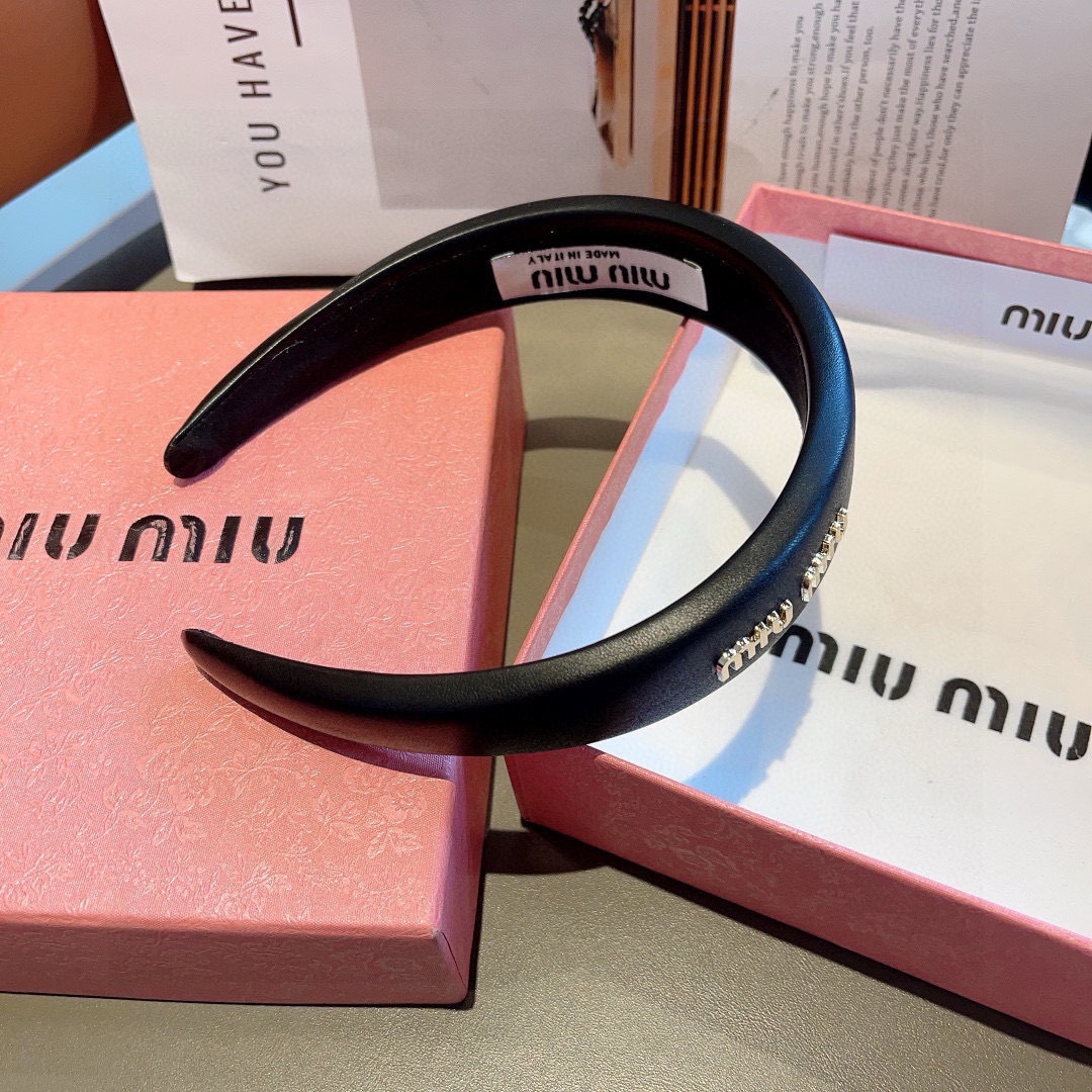 High-quality Miu Miu packaging with custom design and special fabrics on p. 99. - 图片 7