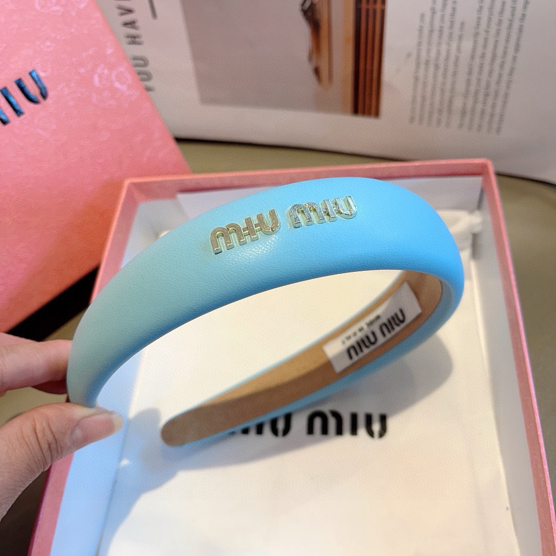 High-Quality MiuMiu Packaging with Custom Sheepskin and Metal Letterhead on Page 99 - 图片 6