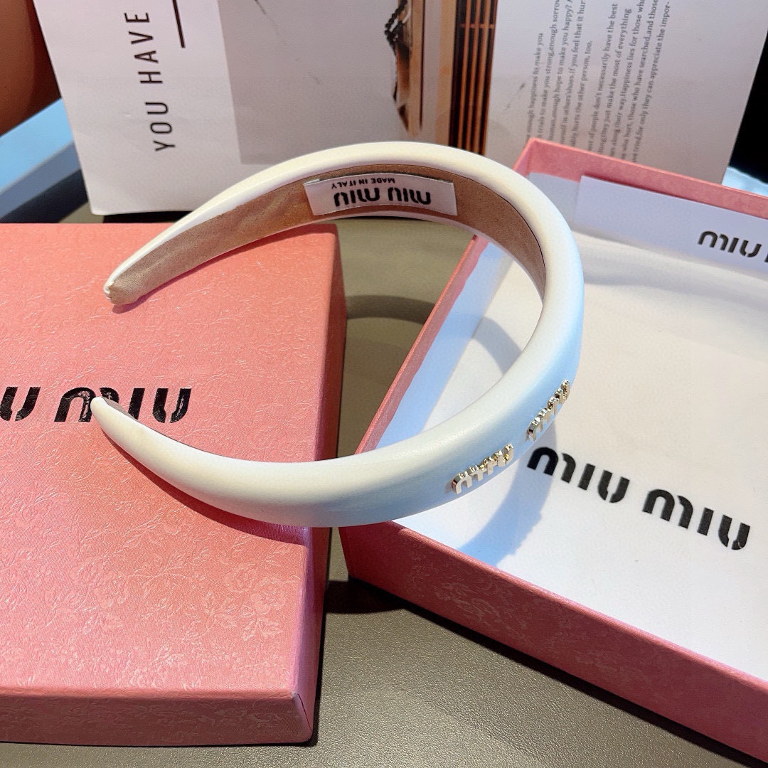 High-Quality Miu Miu Packaging with Custom Sheepskin and Metal Letterhead on Page 99 - 图片 7