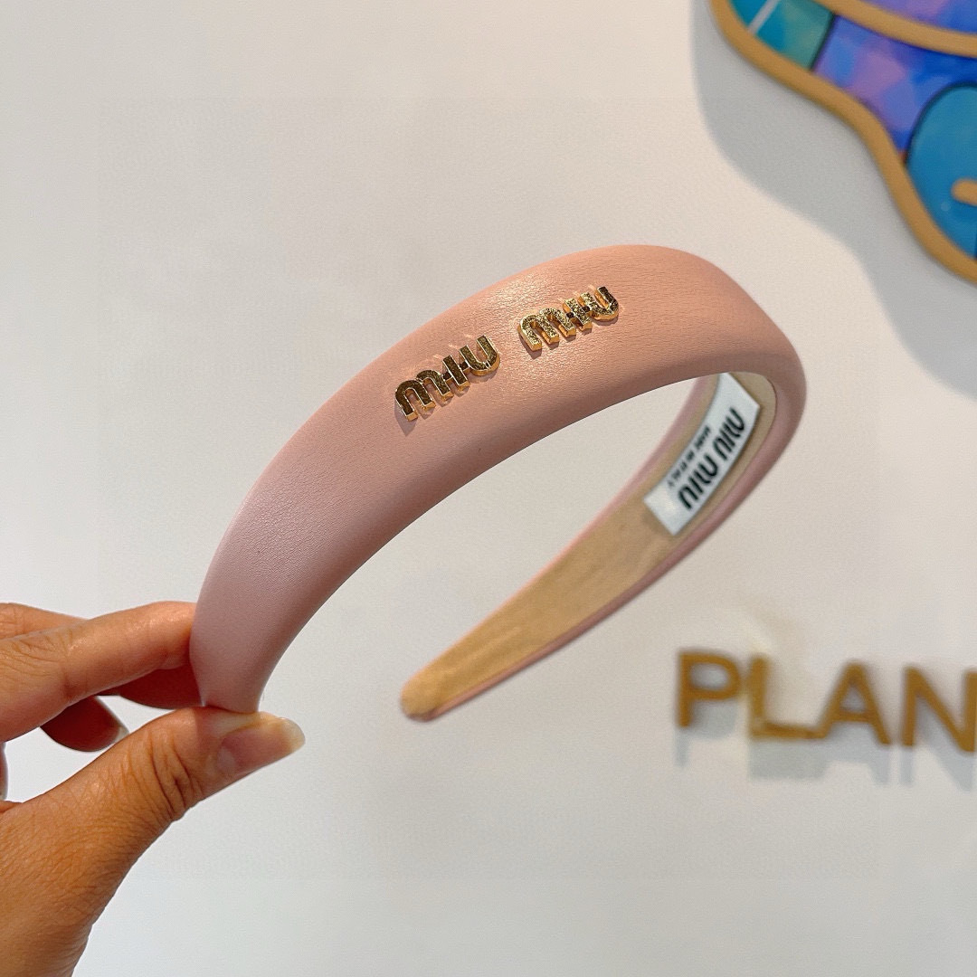 High-quality packaging on page 99 featuring MiuMiu’s new sheepskin custom hair accessories. - 图片 3