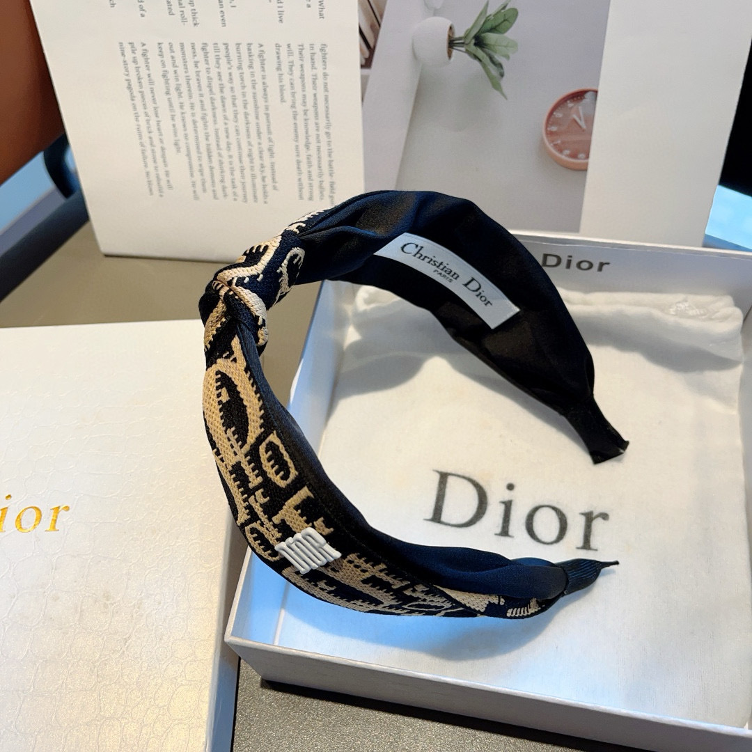 Dior Packaging: Big Hair, Cash, and Charms for Fresh Lady Style - 图片 5
