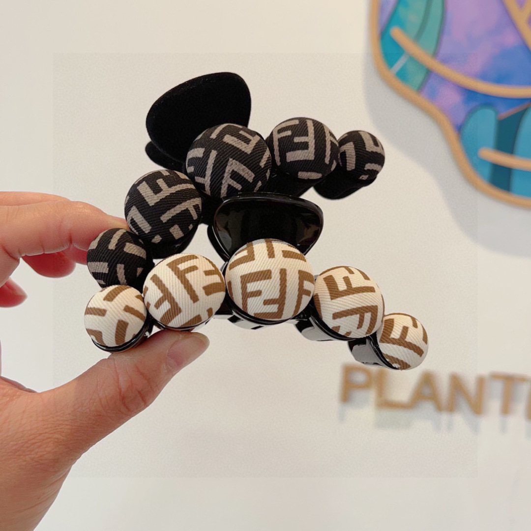 FENDI Hairpins: Accumen Grabs with Super-Pretty Edges on Page 99 - 图片 9