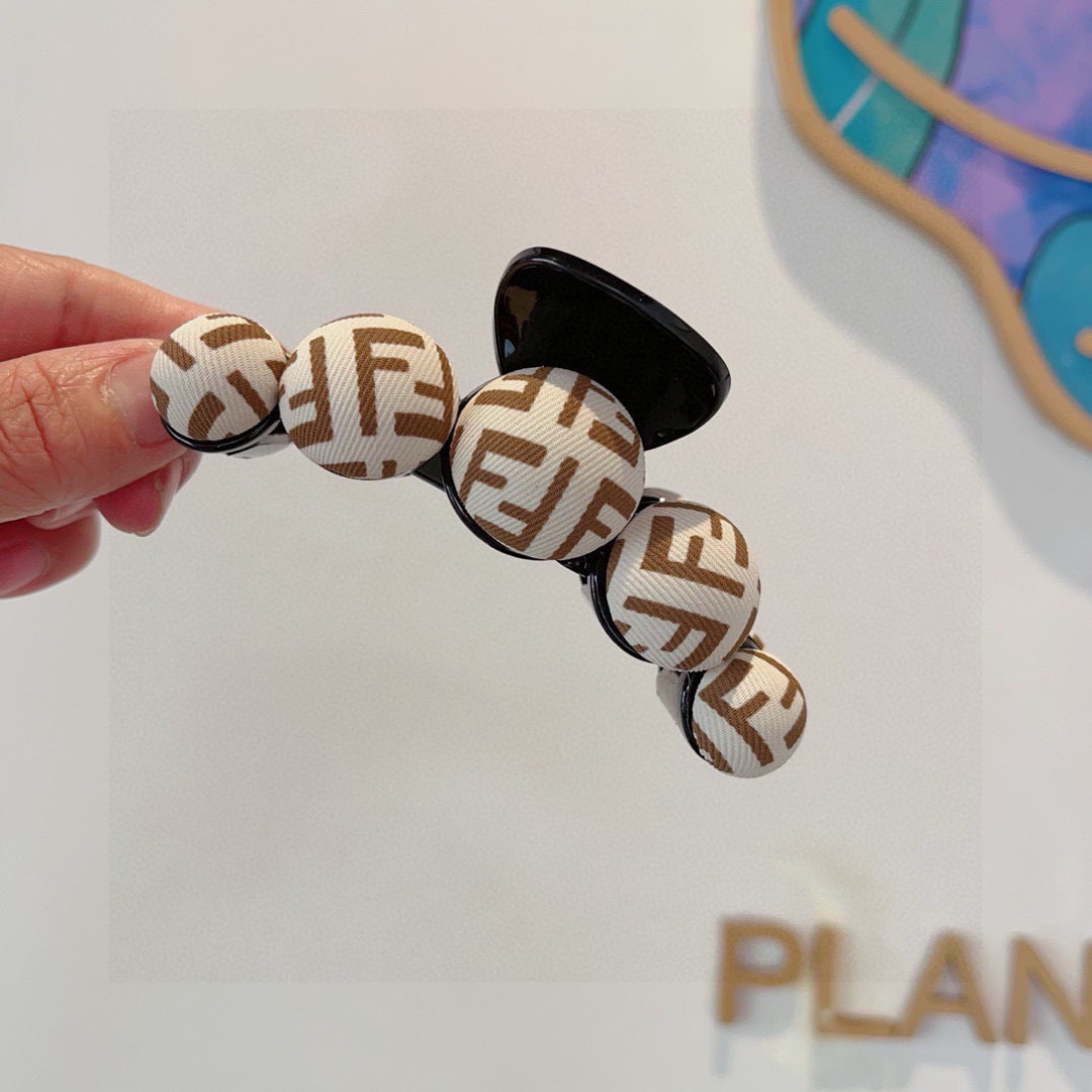 FENDI Hairpins: Accumen Grabs with Super-Pretty Edges on Page 99 - 图片 3