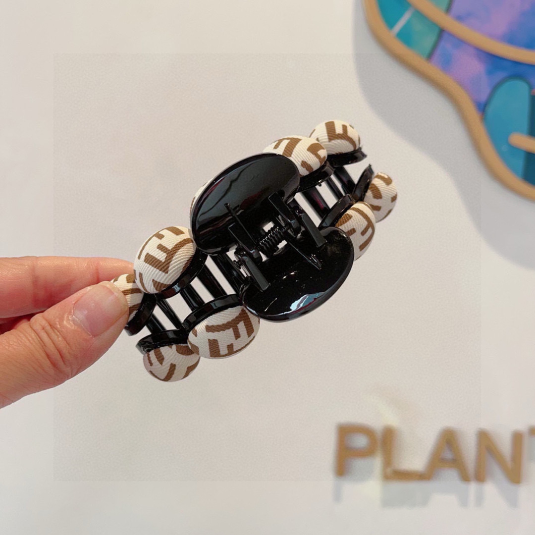 FENDI Hairpins: Accumen Grabs with Super-Pretty Edges on Page 99 - 图片 4