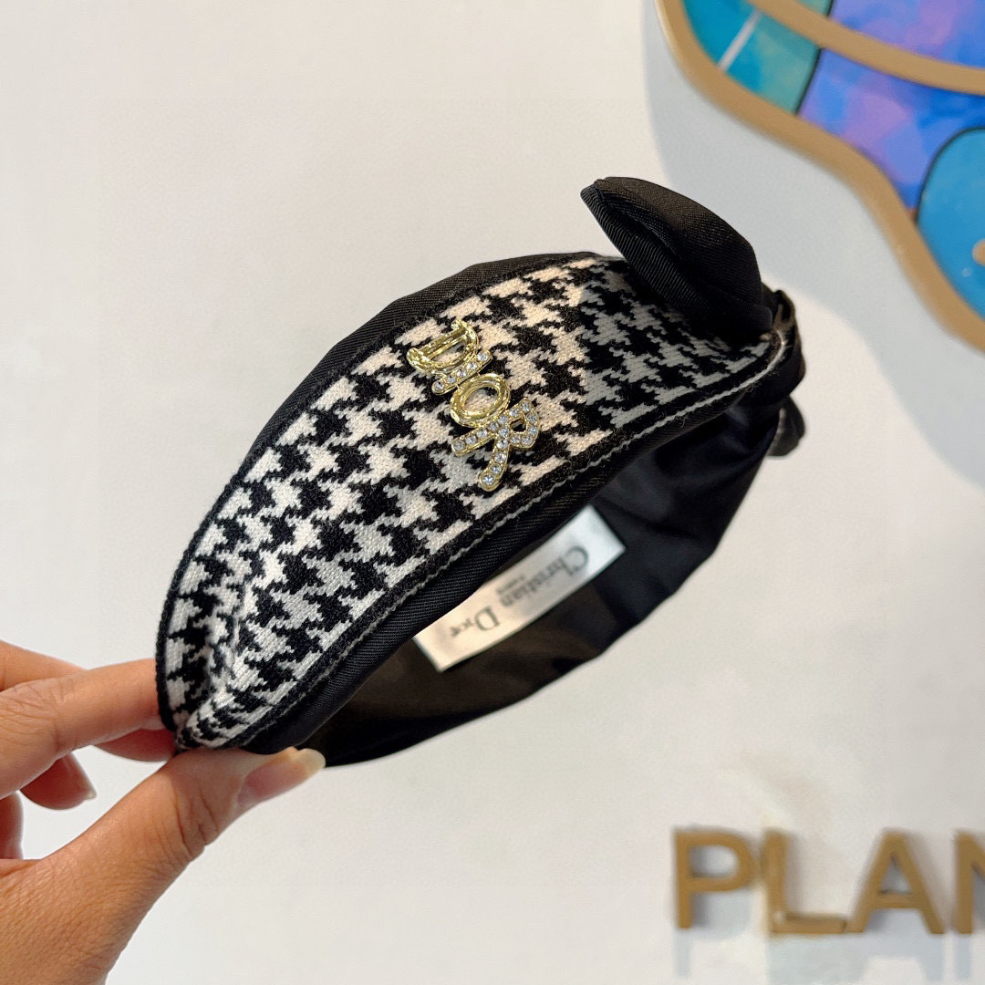 Dior’s Classic New Knuckles Packaging Enhances Charms for Women on Page 99. - 图片 3