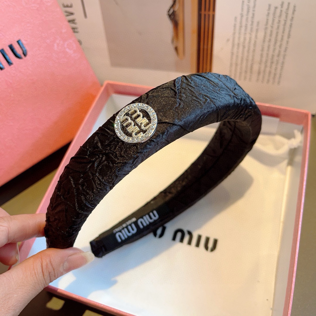 Miumiu’s New Sensory Sponge Hair Packaging with Metal Letterhead on Page 99 - 图片 6