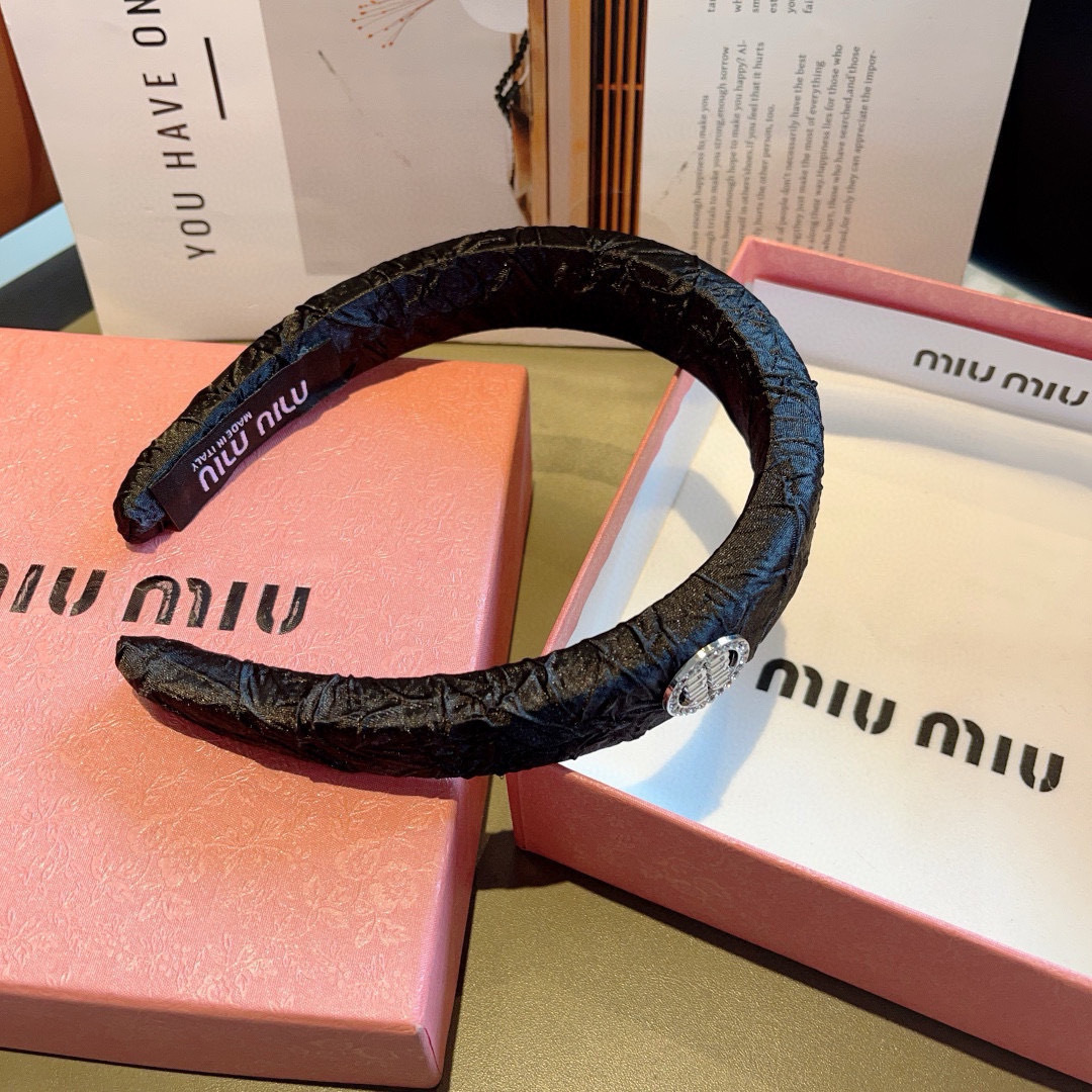 Miumiu’s New Sensory Sponge Hair Packaging with Metal Letterhead on Page 99 - 图片 8