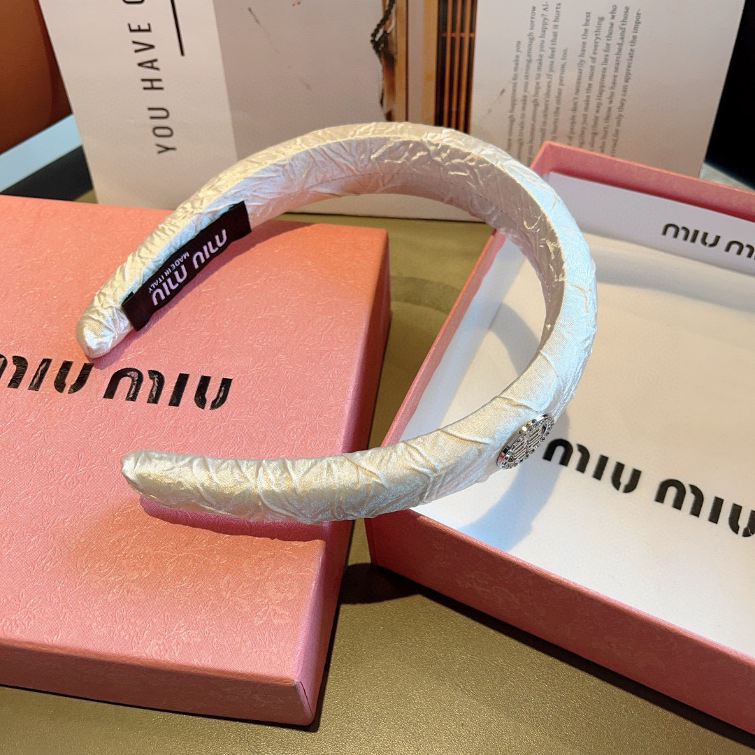 Miu Miu Advanced Hair Packaging with Oceanic Quality Fabrics and Metal Letterhead - 图片 8