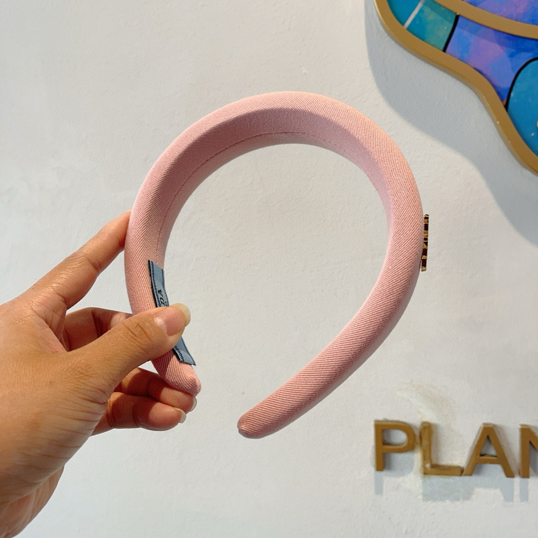 PRADA Introduces Stylish Packaging with Unique Design on Page 99 - 图片 4